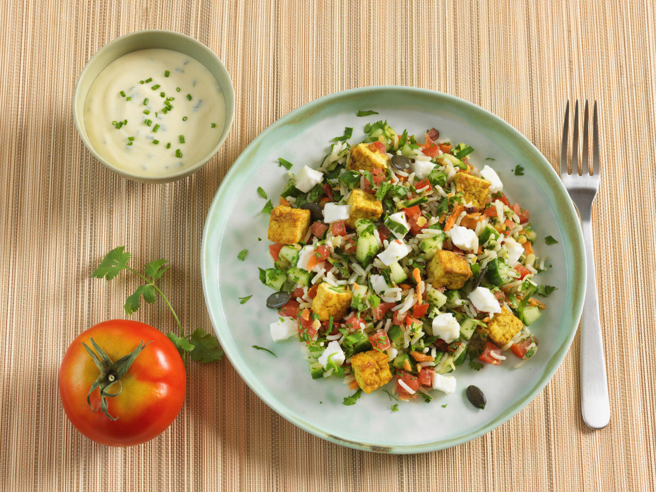 Salade méli-mélo : riz aux lentilles et noisettes, tofu et légumes de saison Salade méli-mélo : riz aux lentilles et noisettes, tofu et légumes de saison